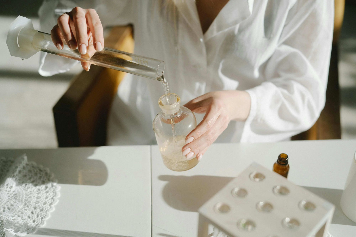 A Puramoria formula engineer is preparing a serum solution